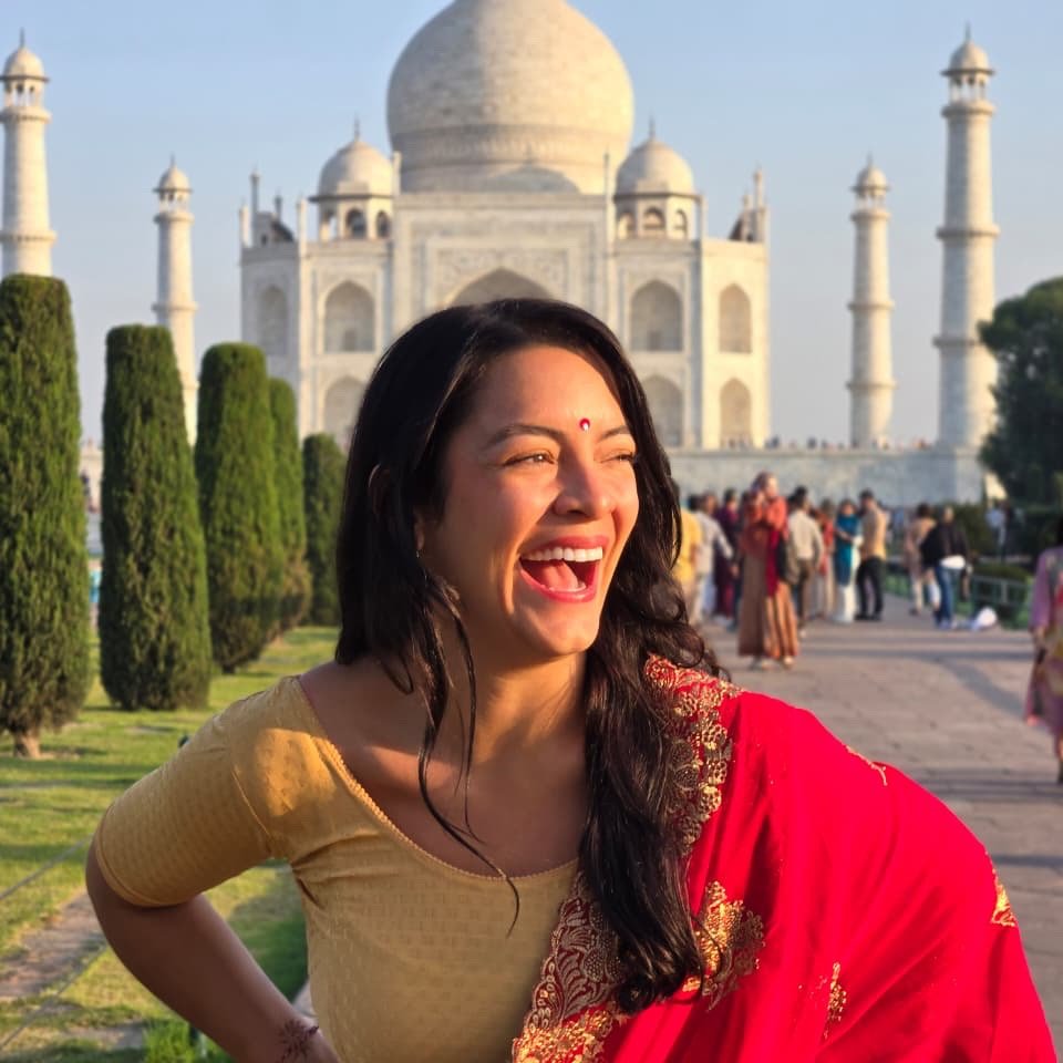 Maju sonriendo frente al Taj Mahal